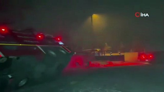 Yangına müdahale eden itfaiye aracı devrildi, 1 itfaiye eri yaralandı