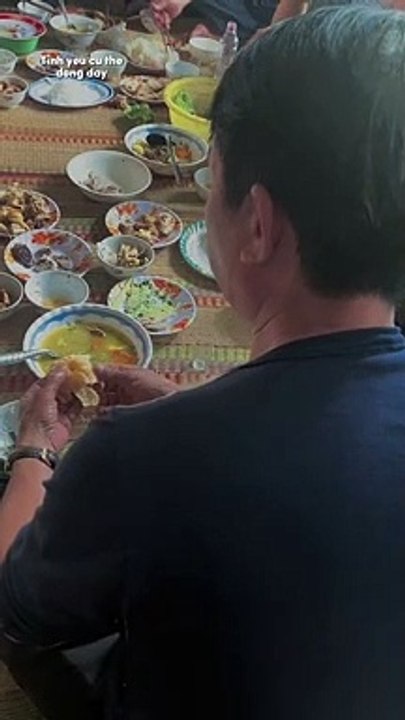 Cưới gần 30 năm chồng vẫn chăm vợ như ngày đầu mới yêu, tỉ mỉ bóc từng quả quýt cho ăn