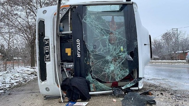 Cenazeye gidenleri taşıyan otobüs devrildi