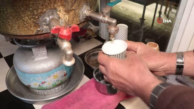 Yazın meyan şerbeti, kışın sıcak salep satarak geçimini sağlıyor