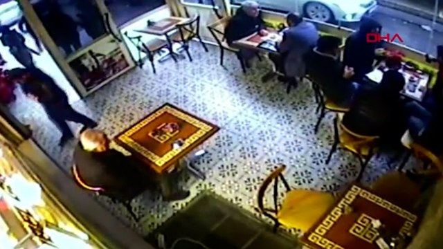 Sultangazi’de börekçide yere düşen cüzdanı böyle çaldı