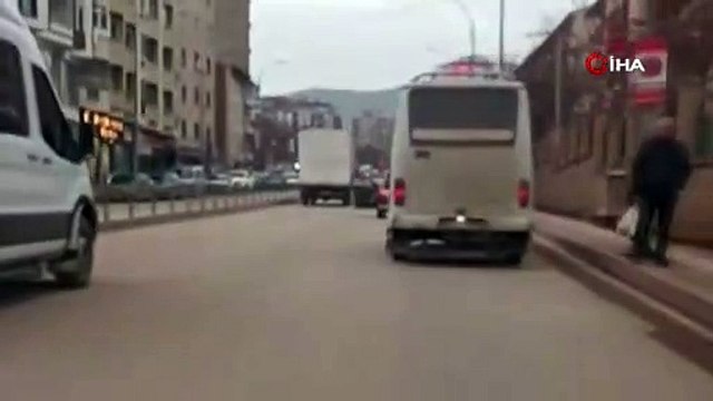 Trafikte inanılmaz olay: Seyir halindeki aracın sürücüsünü darp etti