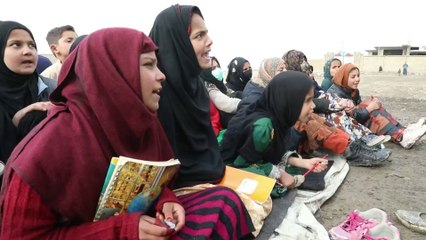 شاب أفغاني يفتتح مدرسة لتعليم الأطفال بلا سقف أو جدران