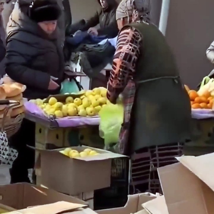 Pazarcı el çabukluğuyla poşeti değiştirip çürük elmaları verdi