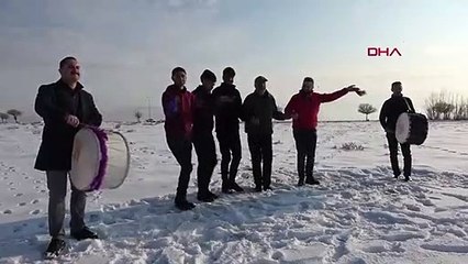 Kuraklık endişesi yaşayan Erdişliler kar yağınca halaylı kutlama yaptı