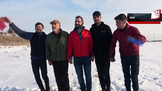 Van’da kar yağışını gören esnaf halaya durdu