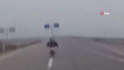 Motosikletli sürücü trafikte böyle tehlike saçtı