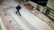 İstanbul'da silahlı saldırı sonrası ilginç anlar kamerada: Vurulan adam hiçbir şey olmamış gibi yürüdü