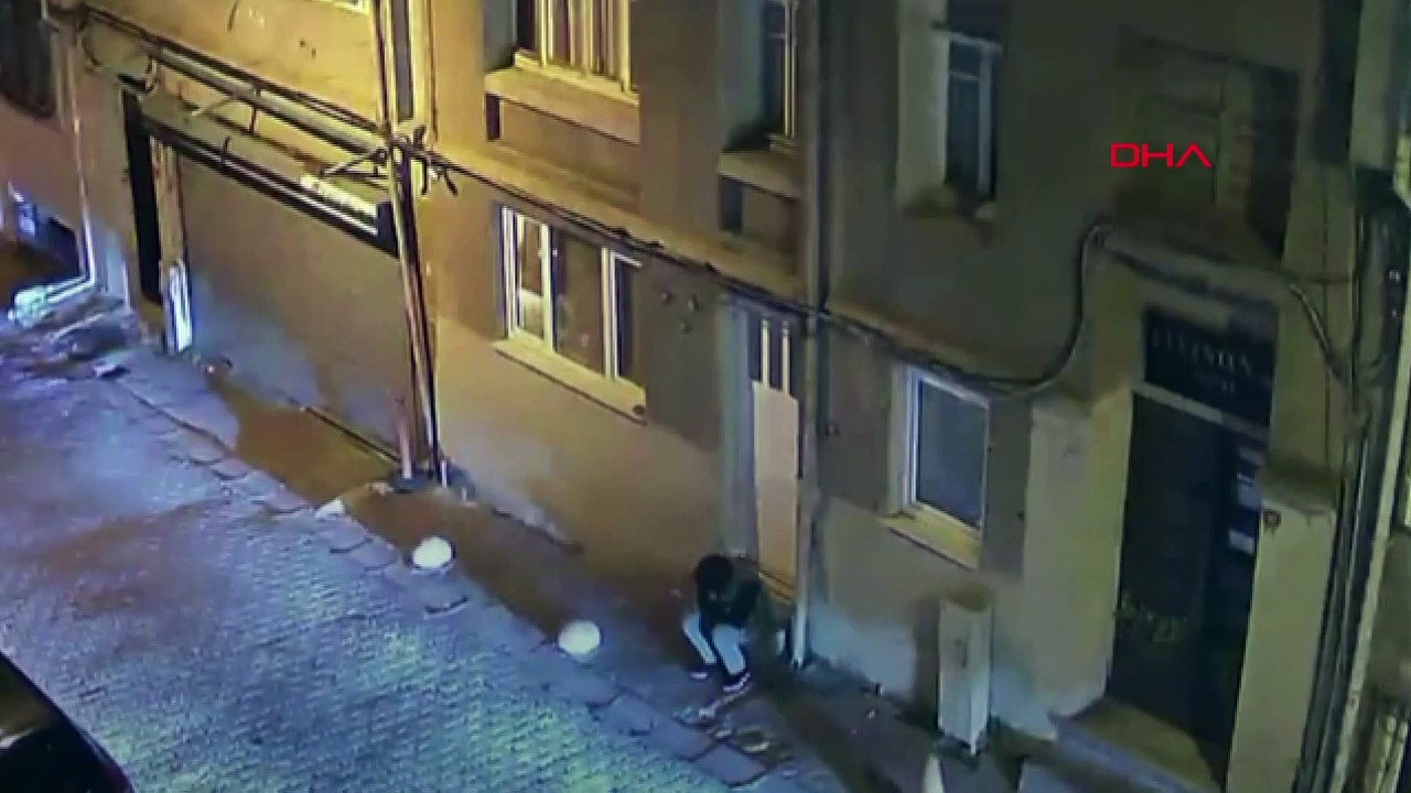 Beyoğlu'nda ikinci kattaki daireye tırmanarak giren hırsızlar kamerada