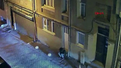Beyoğlu'nda ikinci kattaki daireye tırmanarak giren hırsızlar kamerada