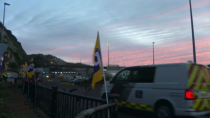 Border Force officers join picket line at Port of Dover