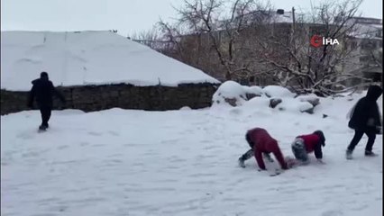 Karlıova'da beklenen karın yağması en çok çocukları sevindirdi