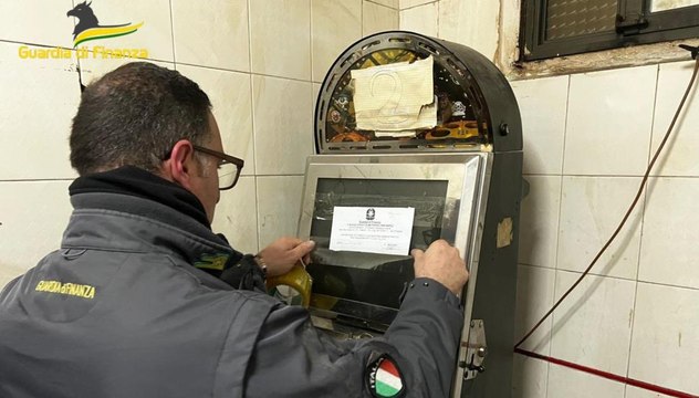 Napoli, sequestrati videopoker illegali in circolo privato. In un altro c'erano minorenni a giocare (01.02.23)