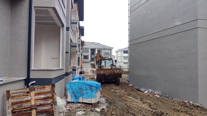 İnşaat işçisi 3. kattan abisinin üzerine düştü