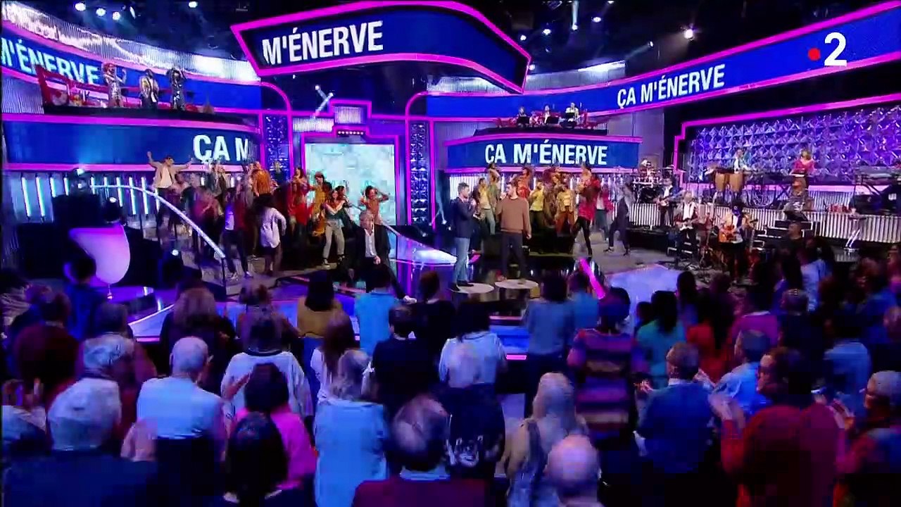 Nagui fait venir une petite fille sur le plateau de "N'oubliez pas les paroles".