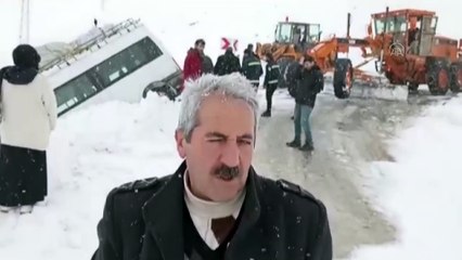 Kar nedeniyle yoldan çıkan minibüs ekiplerce kurtarıldı