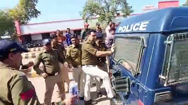 नर्मदा जल की मांग को लेकर यूथ कांग्रेस का ट्रेन रोकने का किया प्रयास