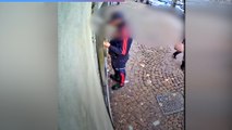 Truffa dei falsi postini a Roma: in due entrano in casa picchiano e rapinano anziana di 96 anni