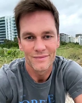 La superstar du football américain Tom Brady, sept fois vainqueur du Super Bowl, annonce sur les réseaux sociaux prendre sa retraite pour de bon - Regardez