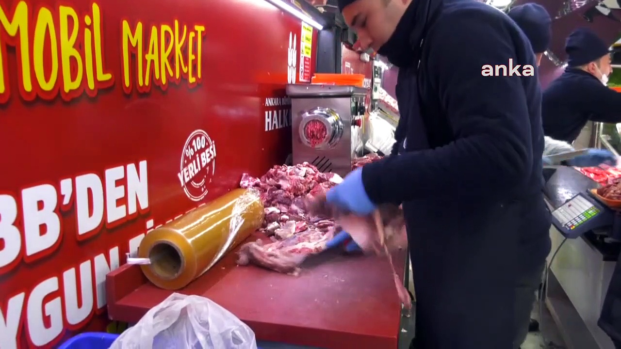 Ankara Büyükşehir Belediyesi'nin ucuz et satışı başladı, uzun kuyruklar  oluştu: "Açız, iki kilo kıyma alıp gideceğiz"