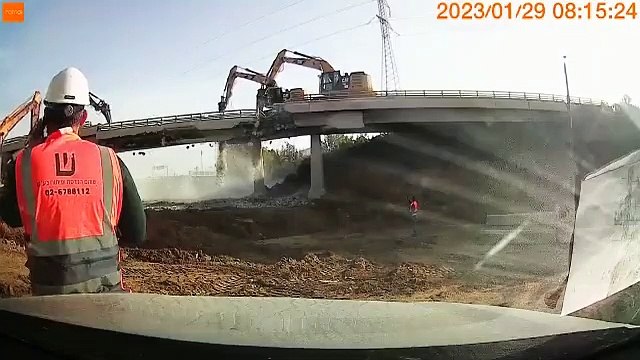 Israël : Ces ouvriers ont choisi la mauvaise méthode pour détruire un pont