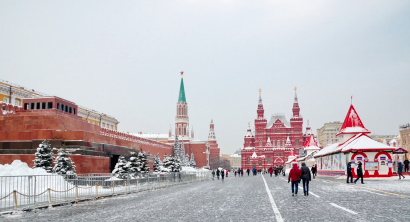Moskau: Frau spaziert mit Kuh über Roten Platz – Verhaftung!