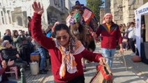 La mujer que causa sensación en la lucha con camellos en Turquía