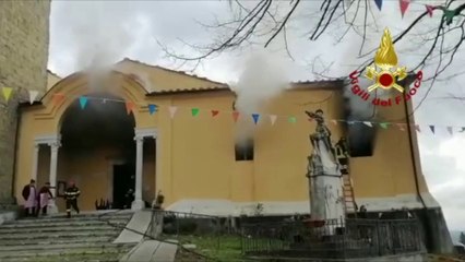 Brucia una chiesa in Toscana, le immagini