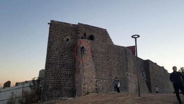 DİYARBAKIR'DA SURLARA TEHLİKELİ TIRMANIŞ KAMERADA