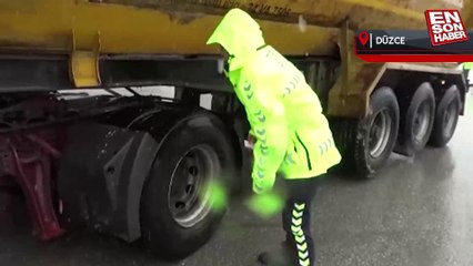 Düzce'de polis ekiplerinin kar mesaisi başladı