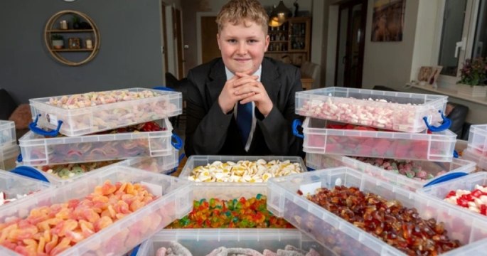 Âgé de 11 ans, il crée sa propre boutique de confiseries et vend des bonbons sans noix ni allergènes