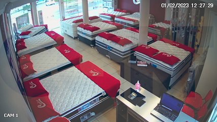 Vídeo mostra assaltante rendendo caixa e roubando dinheiro em empresa no Centro