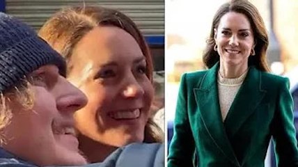 Kate coccola il bambino e calma dolcemente i nervi dell'uomo rassicurandolo 'ci innervosiamo tutti'