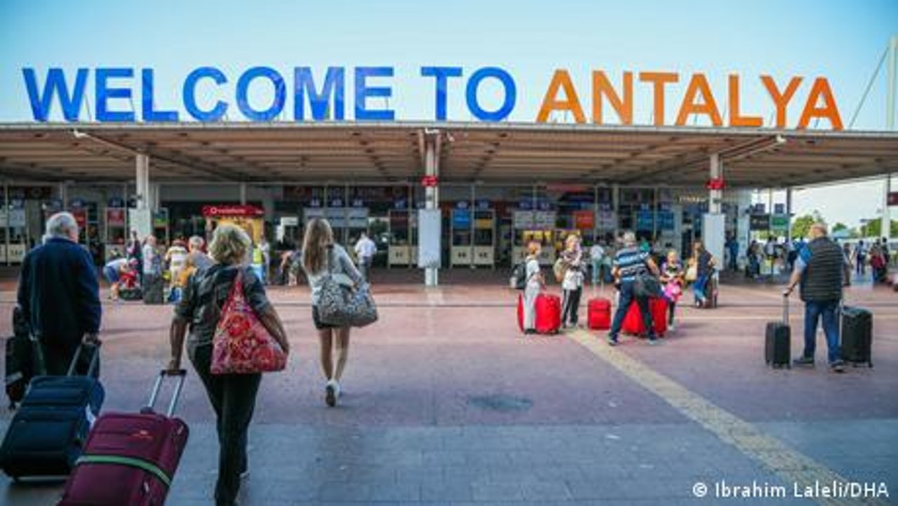 Russen kaufen sich in Antalya ein