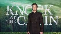 Voici - Knock at the Cabin : qui est Jonathan Groff, l'acteur qui donne la réplique à Rupert Grint ?