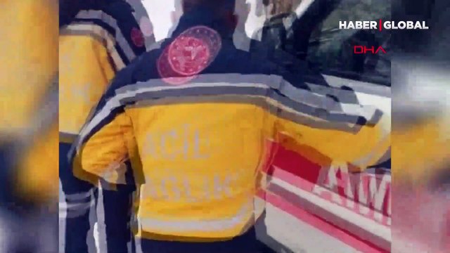Siirt'te bir köyde doğum sancısı başlayan kadın, kar nedeniyle kapanan yolların açılmasıyla birlikte hastaneye yetiştirildi