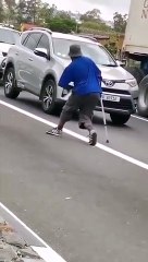 Ce mendiant au feu rouge est un bel escroc