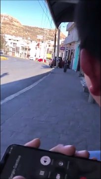 Un énorme pneu se balade tout seul en pleine route et à toute vitesse