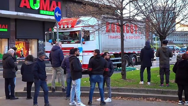 Milano, donna investita e uccisa da un Tir. Le immagini del luogo dell incidente
