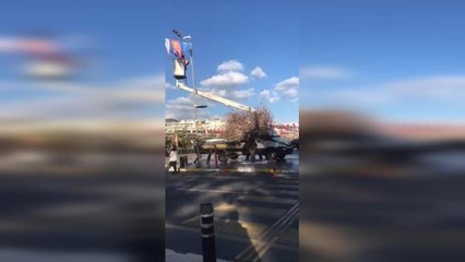 Aydın'da Elektrik İhalesini Alan Aydem Şirketi, AKP ve Erdoğan Logolu Bayrakları Astı