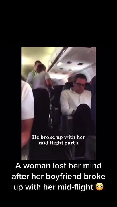 En pleno vuelo, termina con su novia y esta sufre ataque de histeria