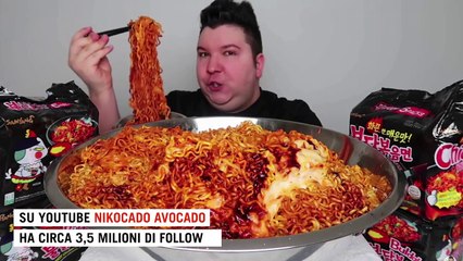 Abbuffarsi davanti alla telecamera, i pericoli del fenomeno social