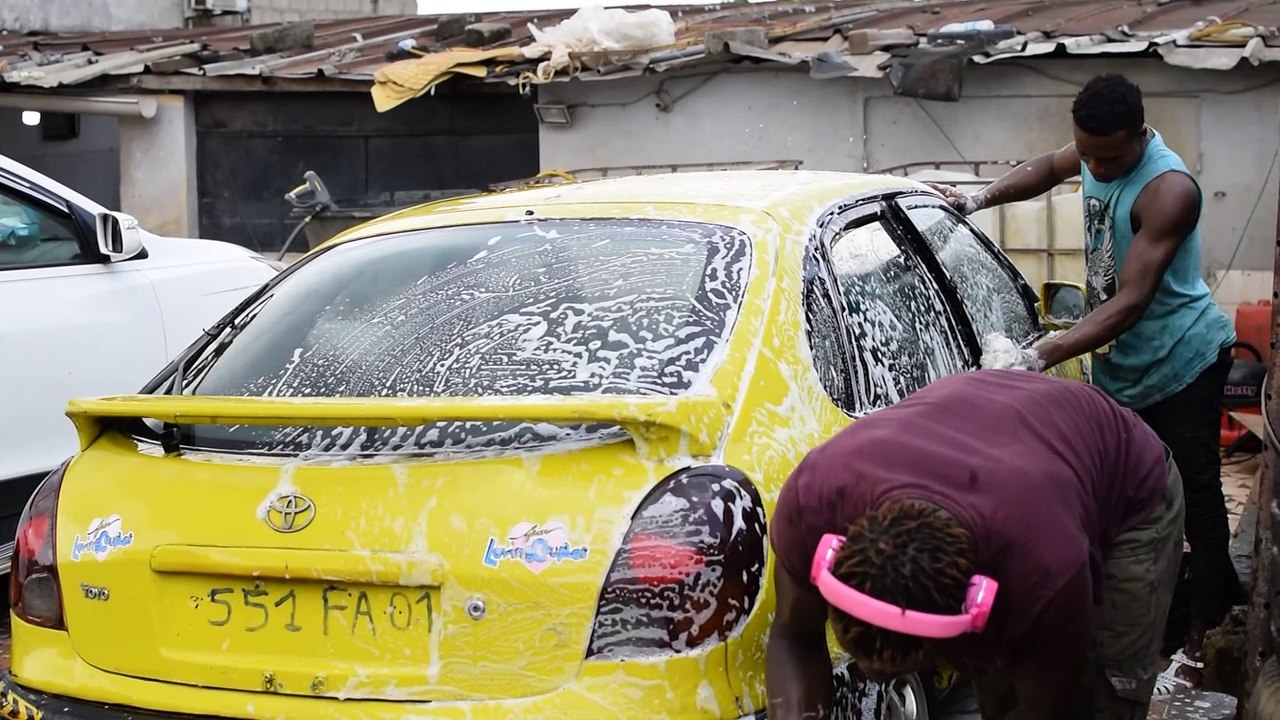 Immersion dans le business du lavage auto à Abidjan