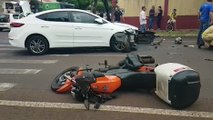 Motociclista fratura a perna após bater com carro em cruzamento com semáforo