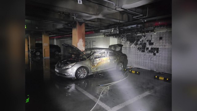 쇼핑센터 지하 주차장 차량 화재...다친 사람 없어 / YTN