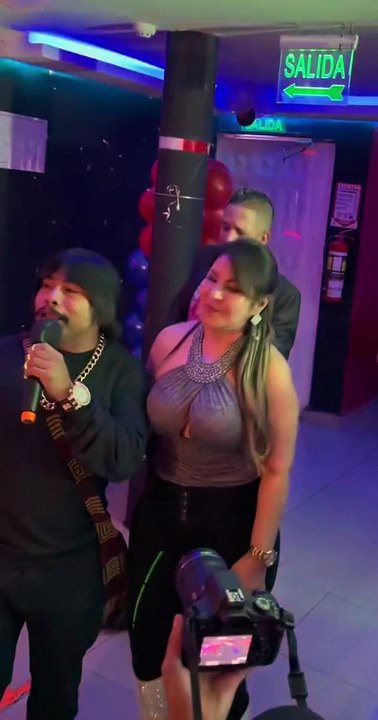 cantando en Colombia.