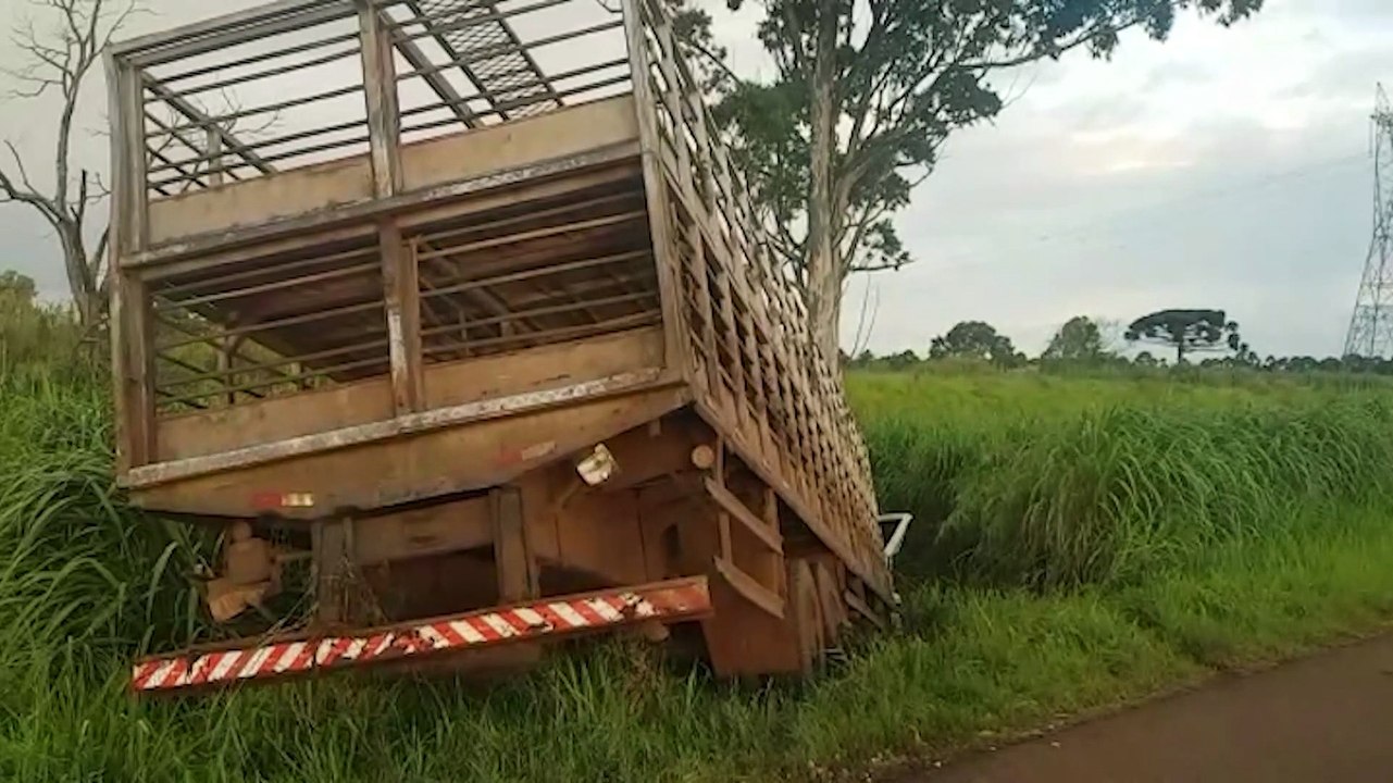 Caminhão envolvido em acidente na BR-277 permanece na rodovia
