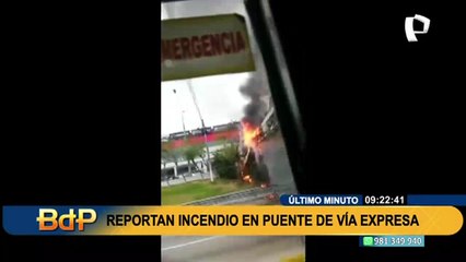 Puente peatonal se incendia en la Vía Expresa ¿Fue provocado?