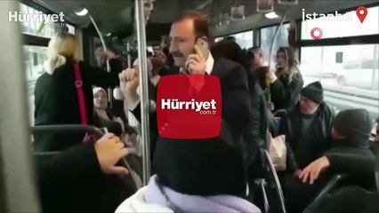 Metrobüste edilen "Telefonumu çaldın" kavgası kamerada