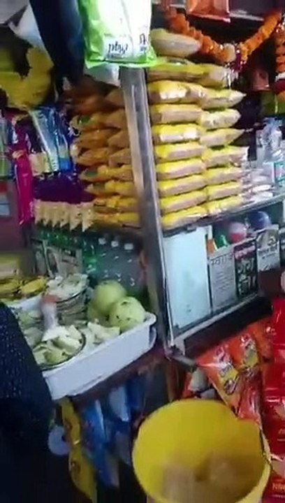 स्टेशन पर बिना मंजूरी के धड़ल्ले से बिक रही है ट्रॉलियों पर सामग्री देखें Video